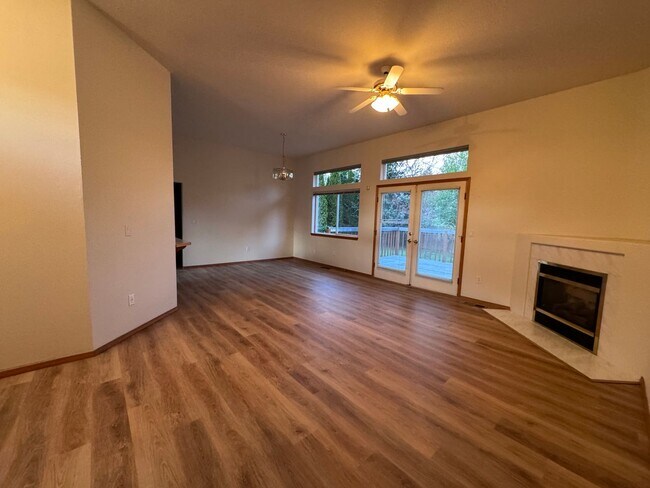 Foto del edificio - 16586 NW Argyle Way ~ Great Single Level B...
