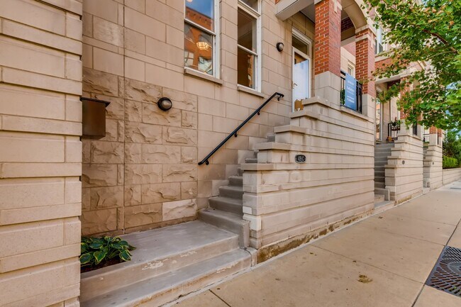 Foto del edificio - 419 W Grand Ave
