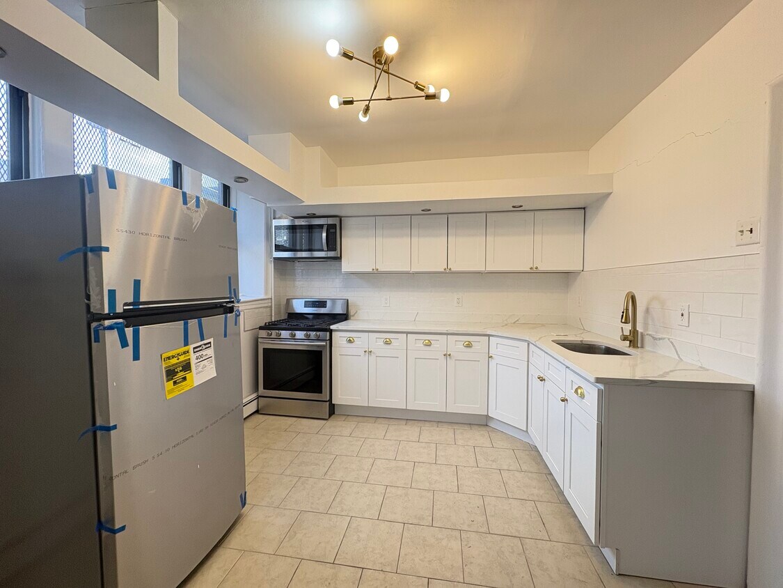995 Summit Ave B100 - 1143 Summit Ave