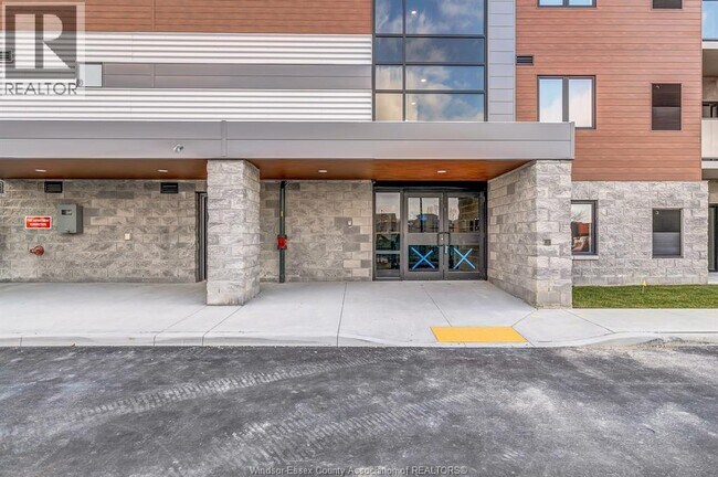 Photo du bâtiment - 2600 Sandwich W Pkwy