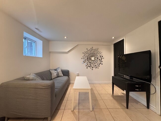 Building Photo - 2A Tiverton Av