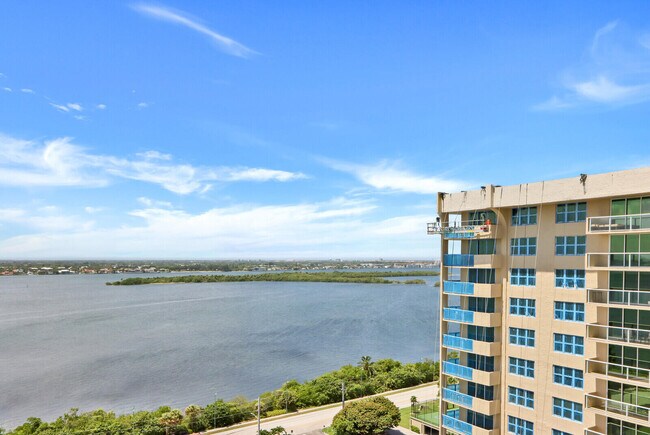Foto del edificio - 5420 N Ocean Dr