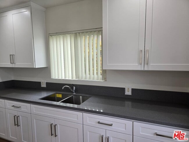 Building Photo - 415 Fischer St