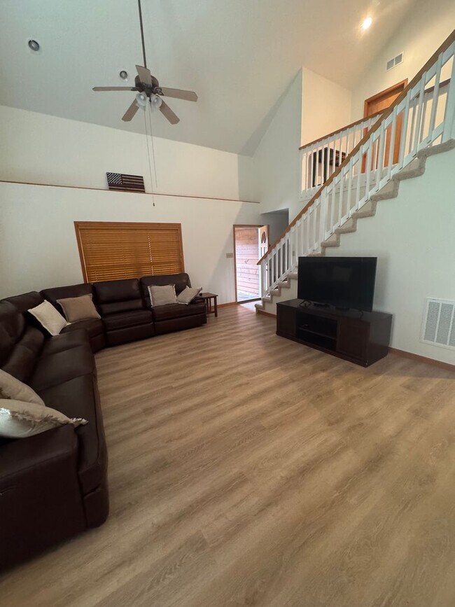 Foto del edificio - Maynardville 37807 - 3 bedroom, 2 bath home with a 3-car garage on 5 acres - Contact Lisa Vineyar...