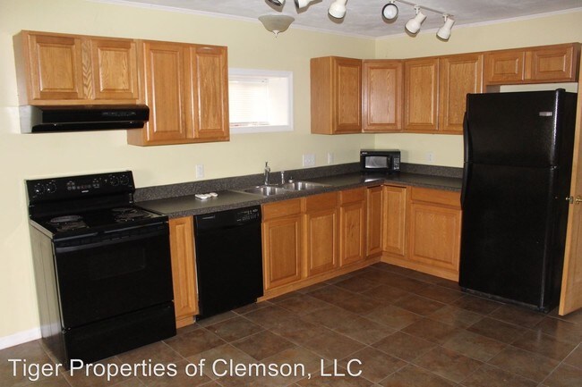 Building Photo - 1 br, 1 bath House - 211 Broad St