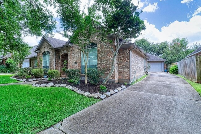 Building Photo - 2123 Meadow Park Cir