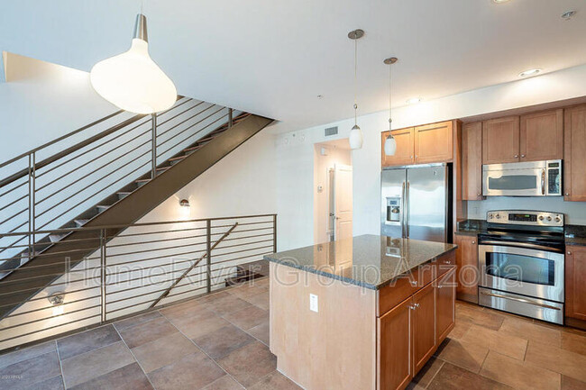 Building Photo - 525 W Lakeside Dr