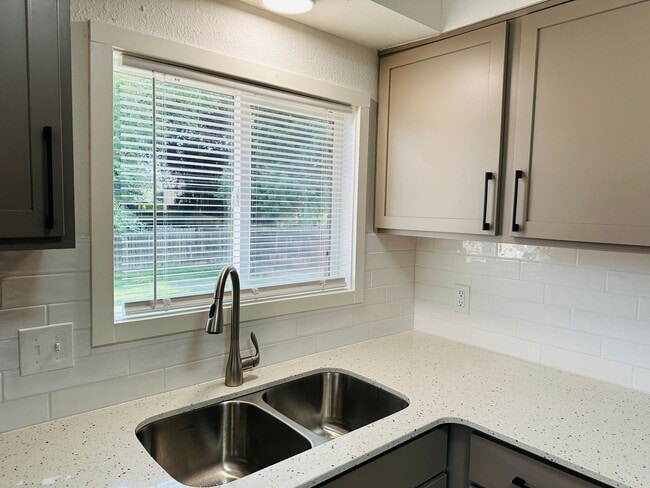 Building Photo - Fresh Remodel, Pet Friendly 2 bedroom in B...