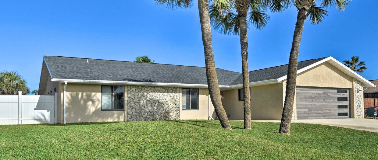 Foto principal - WALK TO THE BEACH! 4 bed, 2 bath, 2 car ga...