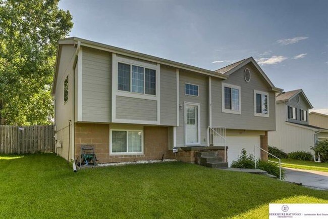 Building Photo - 3 bedroom in Omaha NE 68116