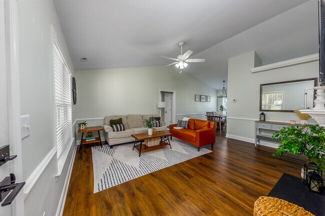 Sala de estar familiar: Un espacio acogedor ideal para reuniones informales y actividades de ocio. - 122 Sellhorn Blvd