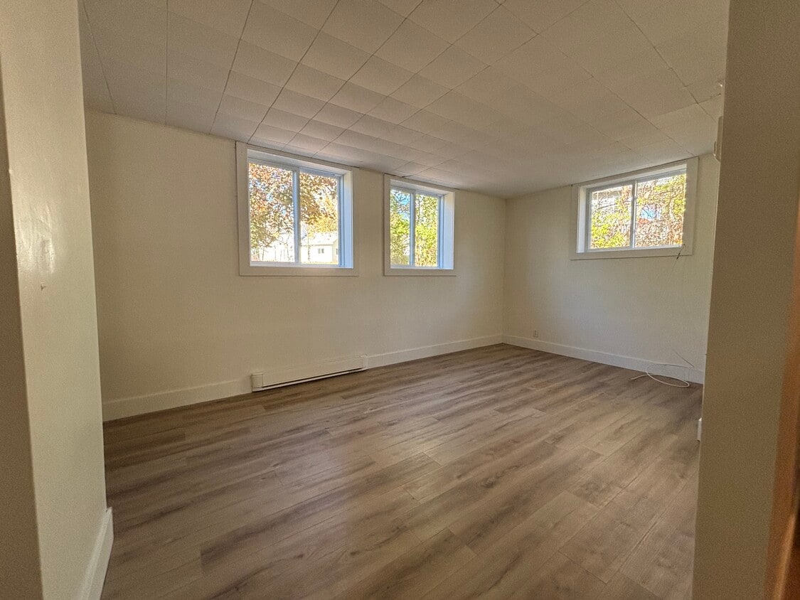 Photo du bâtiment - 1 Bedroom Apartment Available Immediately