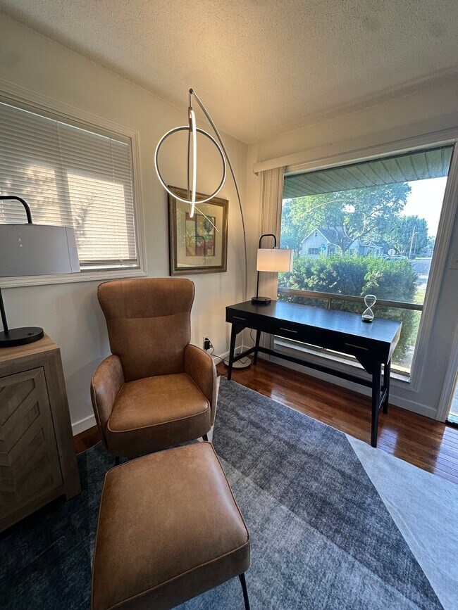 Building Photo - 652 E Main St