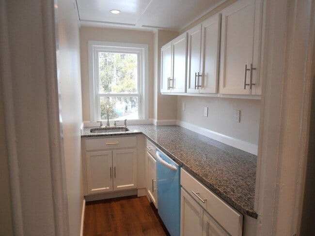 Building Photo - 13 King St