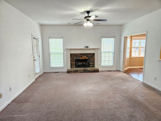 Foto del edificio - Rare 3 bedroom 2.5 bath home located in Dallas
