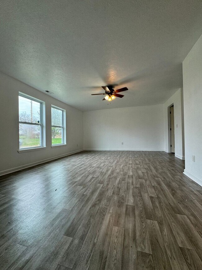 Building Photo - Country living with this large 3 bedroom 2...
