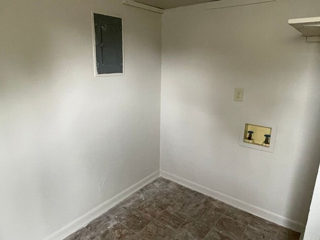 Building Photo - Adorable 3 bedroom 1 bathroom