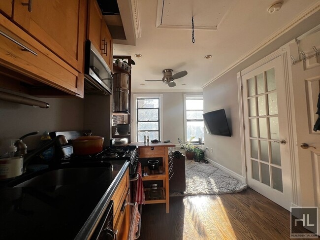 Building Photo - E 9TH ST.