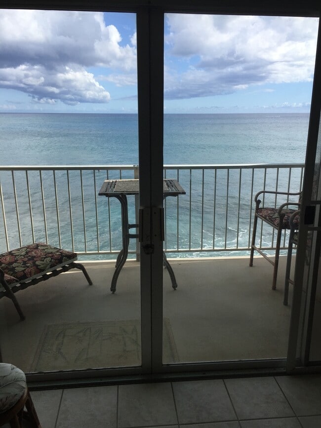 Building Photo - OCEAN FRONT MAKAHA SHORES STUDIO