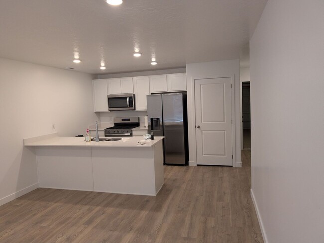 Foto del edificio - NEW 3 Bedroom 2 Bathroom Townhome in Long ...