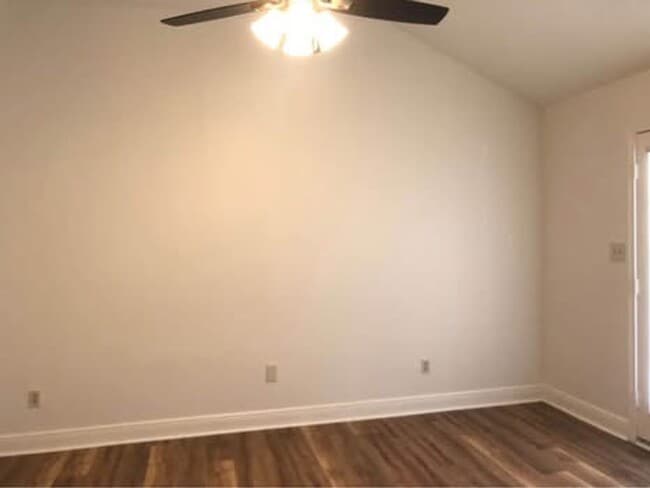 Building Photo - Move In Ready Townhome