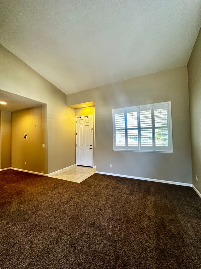 Building Photo - Beautiful 4-Bedroom Home in Mace Ranch