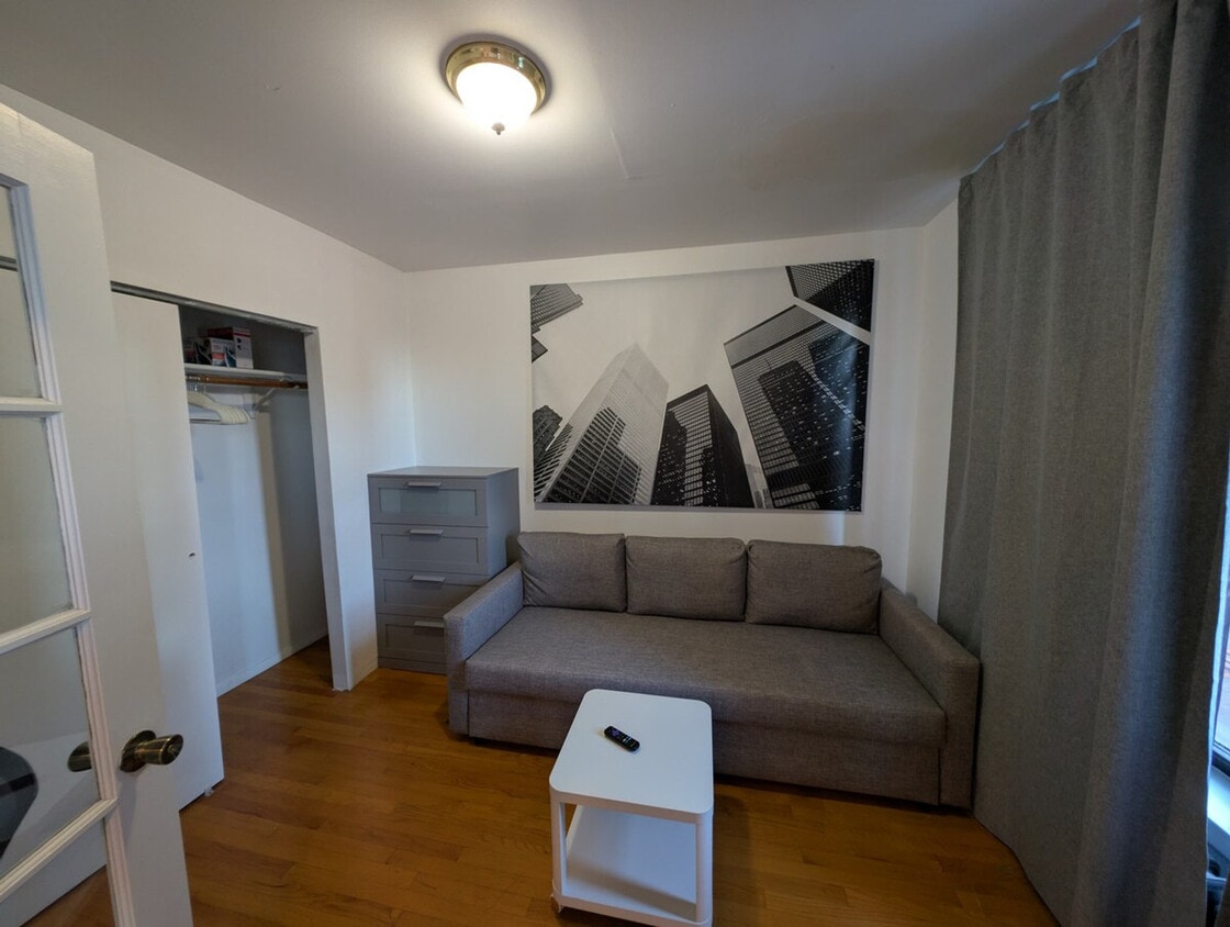 Foto principal - 224 E 95th St