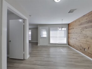 Building Photo - 1824 Old Creek Dr