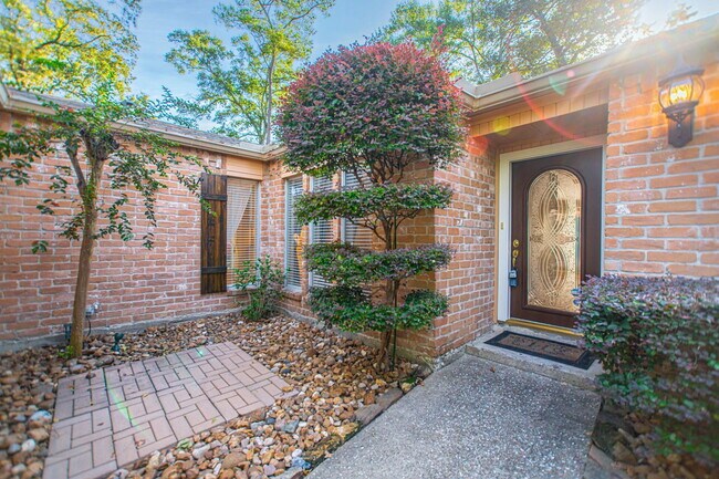 Building Photo - 19 Lancelot Ln