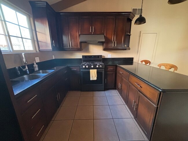 Building Photo - 1817 N Ave 53