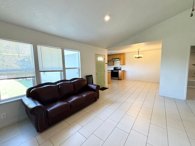 Building Photo - Charming 3-bedroom, 2-bathroom home conven...