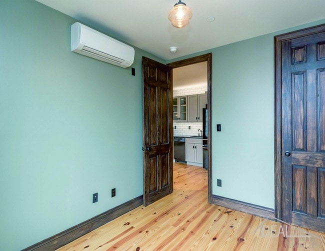 Building Photo - 50 Newel St
