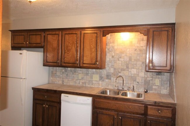 Building Photo - 225 Skylark Ct