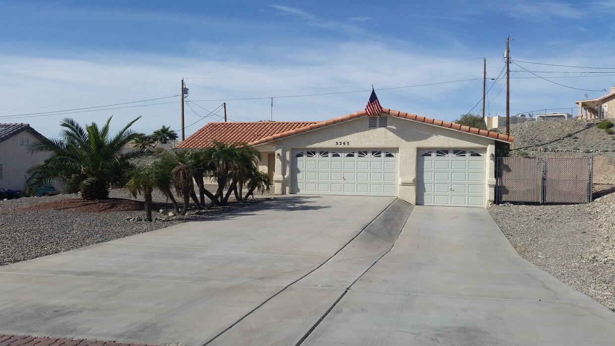 Building Photo - THREE CAR POOL HOME