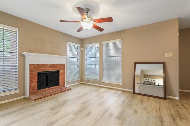Foto del edificio - 2211 S Kirkwood Rd