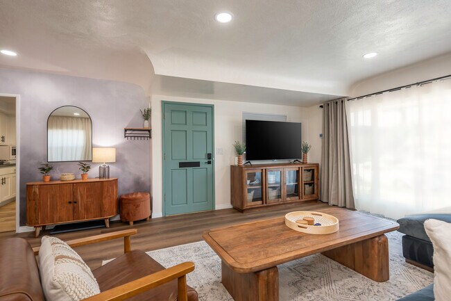 Televisor de 75 pulgadas y cortinas opacas, ideales para una experiencia inmersiva de películas o series de televisión en cualquier momento. - 4746 W 159th St