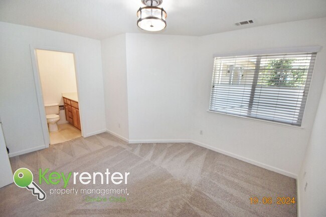 Building Photo - Charming 3 bed 2 bath home with spacious b...
