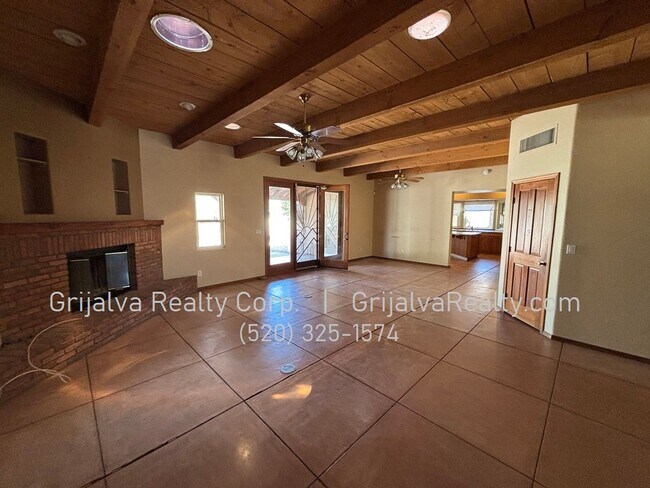 Foto del edificio - Huge Retreat Style Property for Rent in Central Tucson (Ft Lowell/Campbell)
