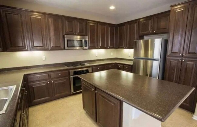 Foto del edificio - SPACIOUS 4-Bed, 3-Bath HOME ON OPORTO WAY!