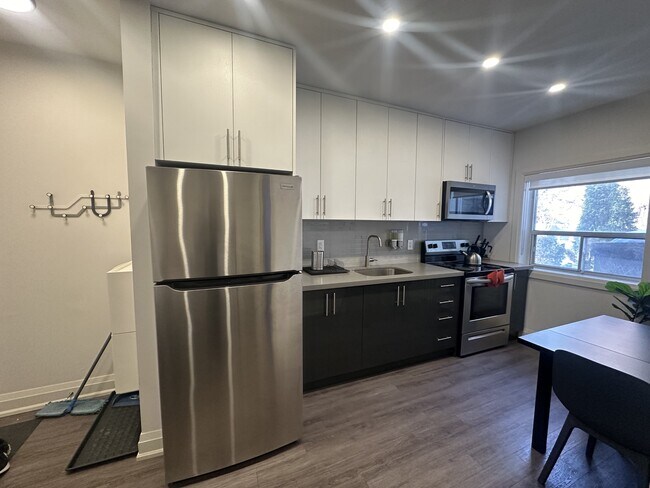 Photo du bâtiment - 595 St Clair Ave W