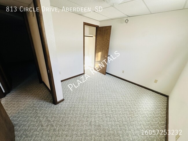 Building Photo - 833 S Merton St