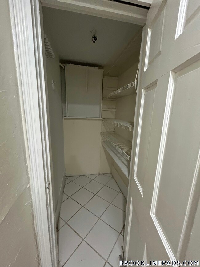 Building Photo - 352 Riverway