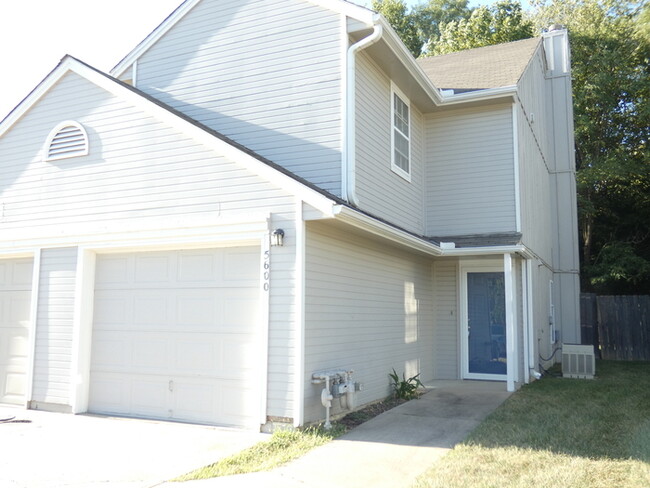 Building Photo - Beautiful Town Home in Park Hill School Di...