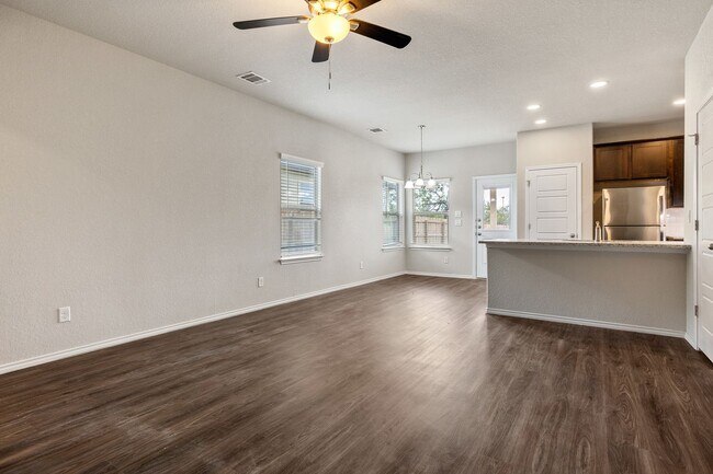 Foto del edificio - AVAILABLE NOW! GORGEOUS 3 BEDROOM DUPLEX L...