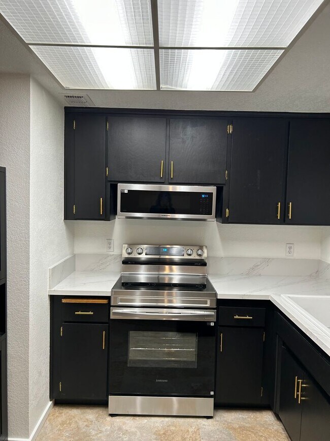 Foto del edificio - Beautiful upstairs condo with garage!