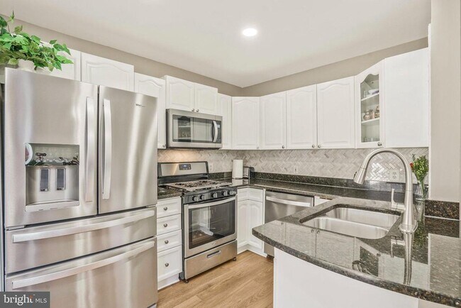 Building Photo - 2430 Garnett Dr