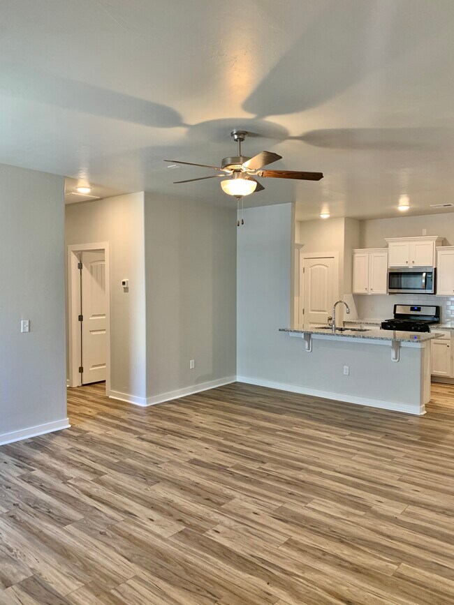 Building Photo - 1309 E Ash St