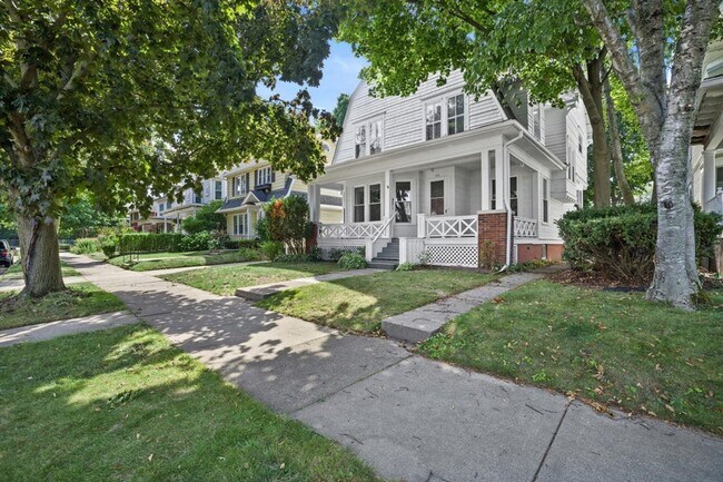 Foto del edificio - Updated 4 Bedroom Victorian on College Ave