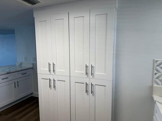 Large pantry - 3131 S Ridgewood Ave