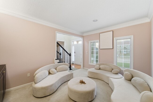 Building Photo - TIMELESS COMFORT!! 4 Bedroom, 4 Bathroom Home in Urbandale!